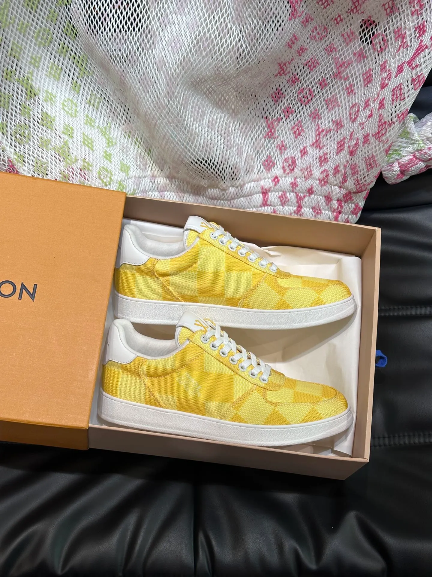Men's Men's Shoes 💰p420 L·v Rivoli men's low-top casual sneakers, the classic checkerboard pattern will never go out of style. This Rivoli environmentally friendly sneaker is made of 90% sustainable materials. It is recycled polyester fiber integrated with the iconic Damier jacquard, and the outsole is shaped with recycled polyurethane. An upcycled LV logo perches on the tongue, while Louis Vuitton logos appear on the sides and rear. Comfortable and durable, versatile style, can be worn in all seasons, simple and fashionable item!  Size: 38-44